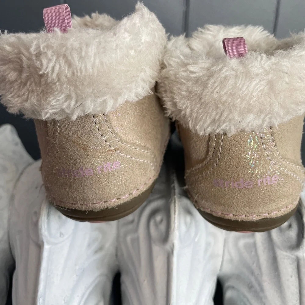 Stride Rite Tan toddler Boots with  White Fur size 4.5
